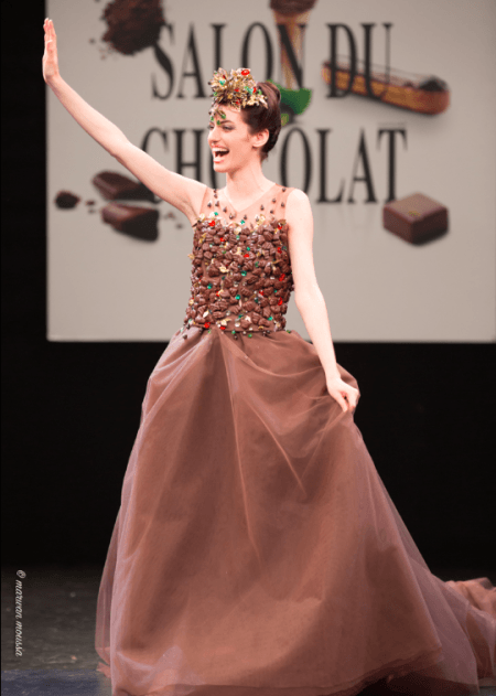 julie-duval-french-actress-catwalk-chocolate-dress-bernachon-salon-du-chocolat-paris-2015-mecenat-chirurgie-cardiaque